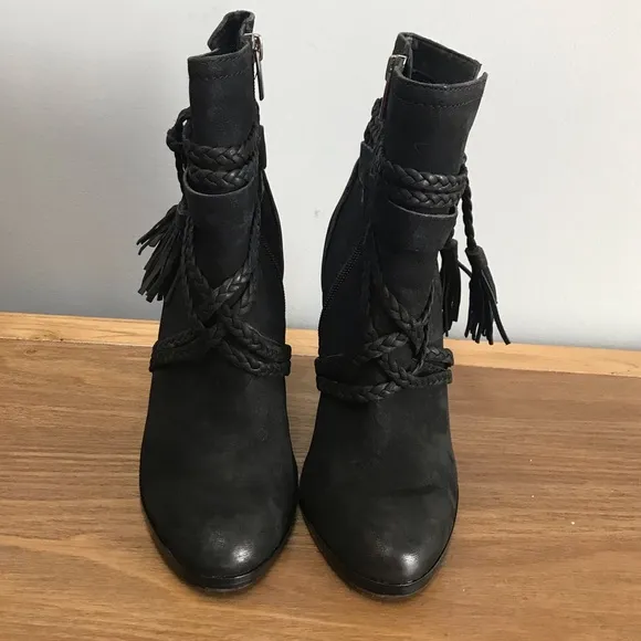 Vince Camuto Suede Tassel Booties Ankle Boots • size 7.5