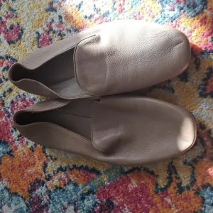 Vince Paz Smooth Leather Greige Nude Loafers Sz 8