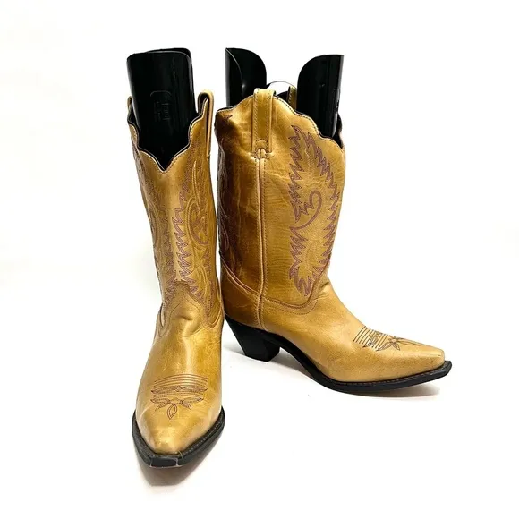 Vintage 1990s women’s tan leather square toe scalloped cowboy boots