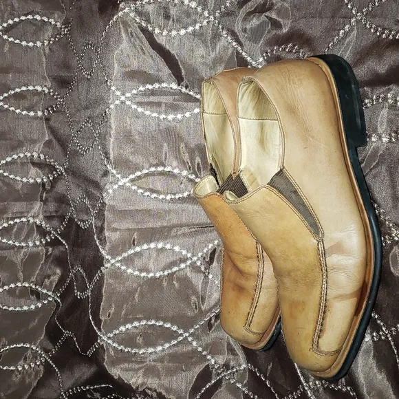 Vintage mens Buttery Soft leather loafers,tan size 10.