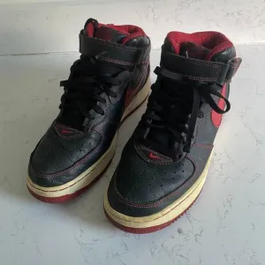 Vintage Nike Air Force 1 Men's Mid Top Sneakers Black Red Size 9.5 624039-003