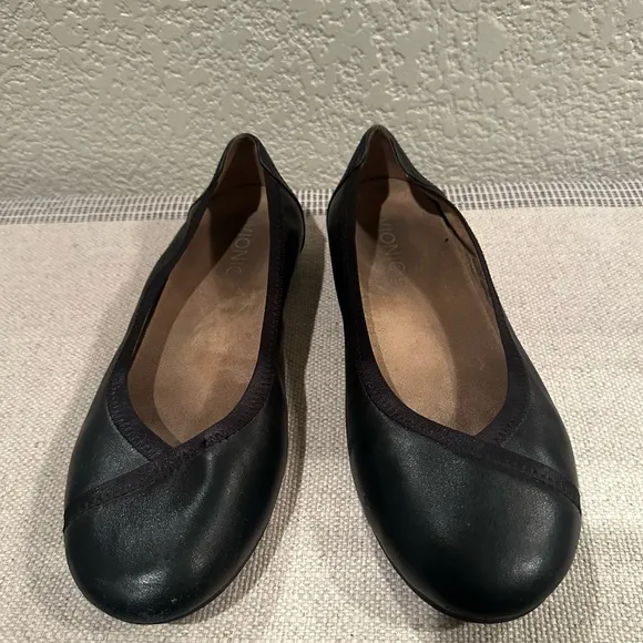 Vionic Black Leather Caroll Ballet Flats