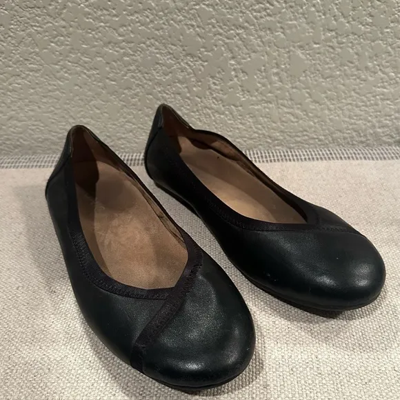 Vionic Black Leather Caroll Ballet Flats