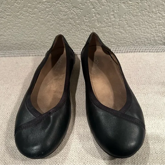 Vionic Black Leather Caroll Ballet Flats