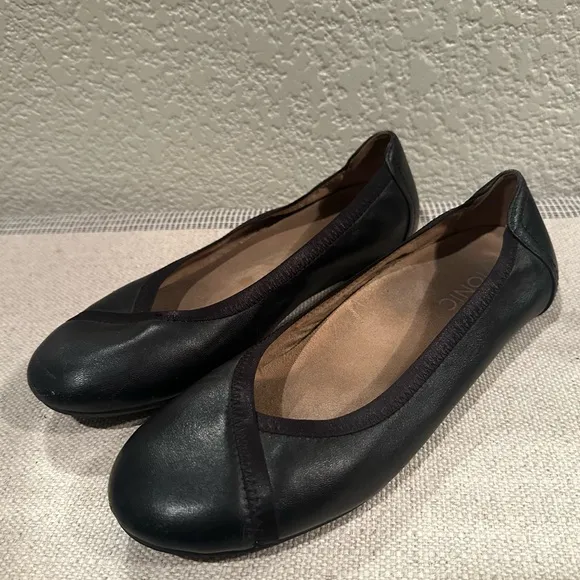 Vionic Black Leather Caroll Ballet Flats