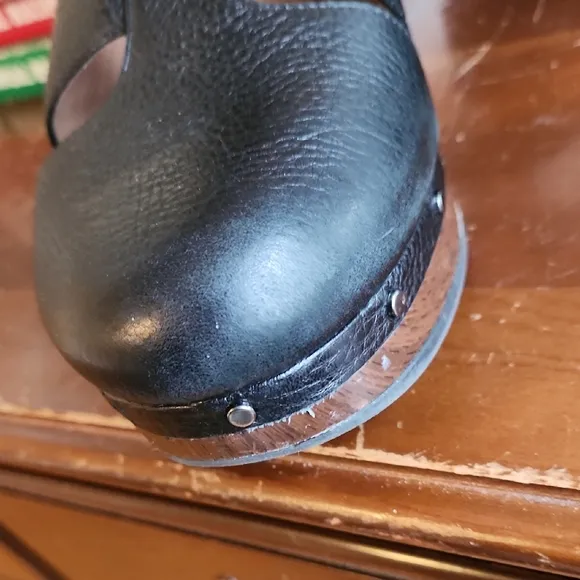 Vionic Faye T-Strap Clogs