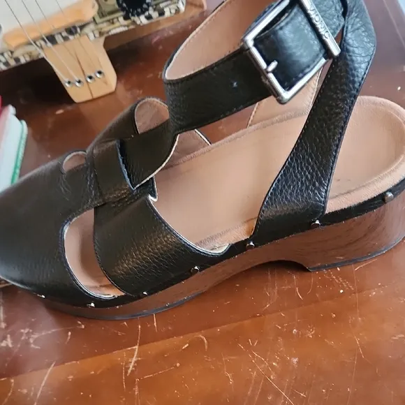 Vionic Faye T-Strap Clogs