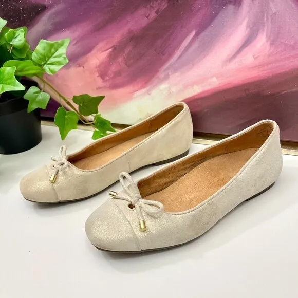 Vionic Klara Suede Ballet Flat in Gold Size 7