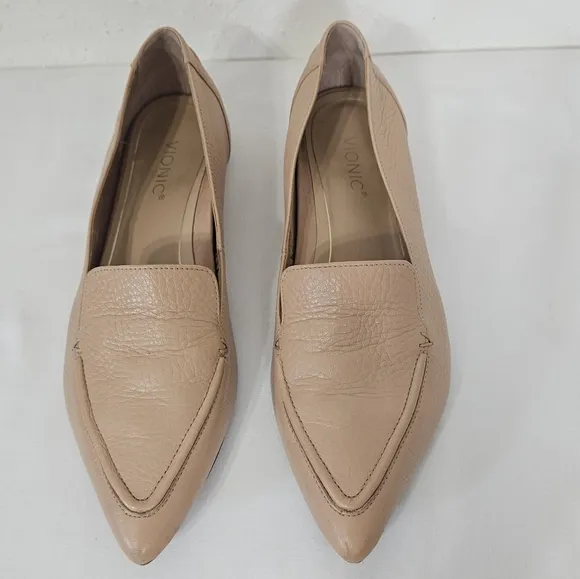 Vionic Noah Pointy Toe Tumbled Leather Loafer in Nude Beige Size 7