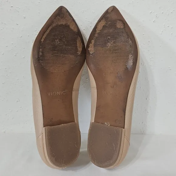 Vionic Noah Pointy Toe Tumbled Leather Loafer in Nude Beige Size 7