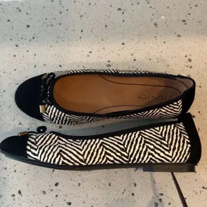 Vionic Minna Flats Size 8M Real Fur Leather Black/White Herringbone Shoes NWOB