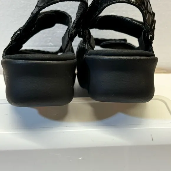 Wolky Women's NWOT Pichu Sandal‎ Croc Embossed size US 5.5 never worn