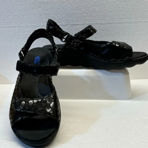 Wolky Women's NWOT Pichu Sandal‎ Croc Embossed size US 5.5 never worn