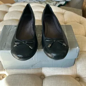 Women's Vionic Minna Black Flats Narrow Size 10