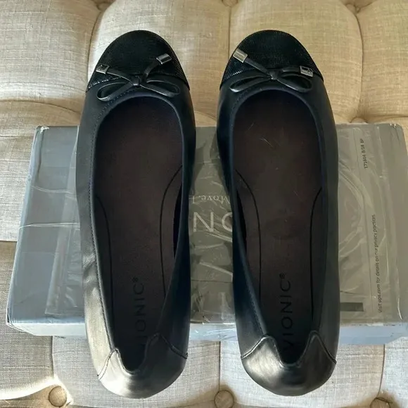 Women's Vionic Minna Black Flats Narrow Size 10