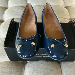 Women's Vionic Minna Navy Flats Wide 7.5